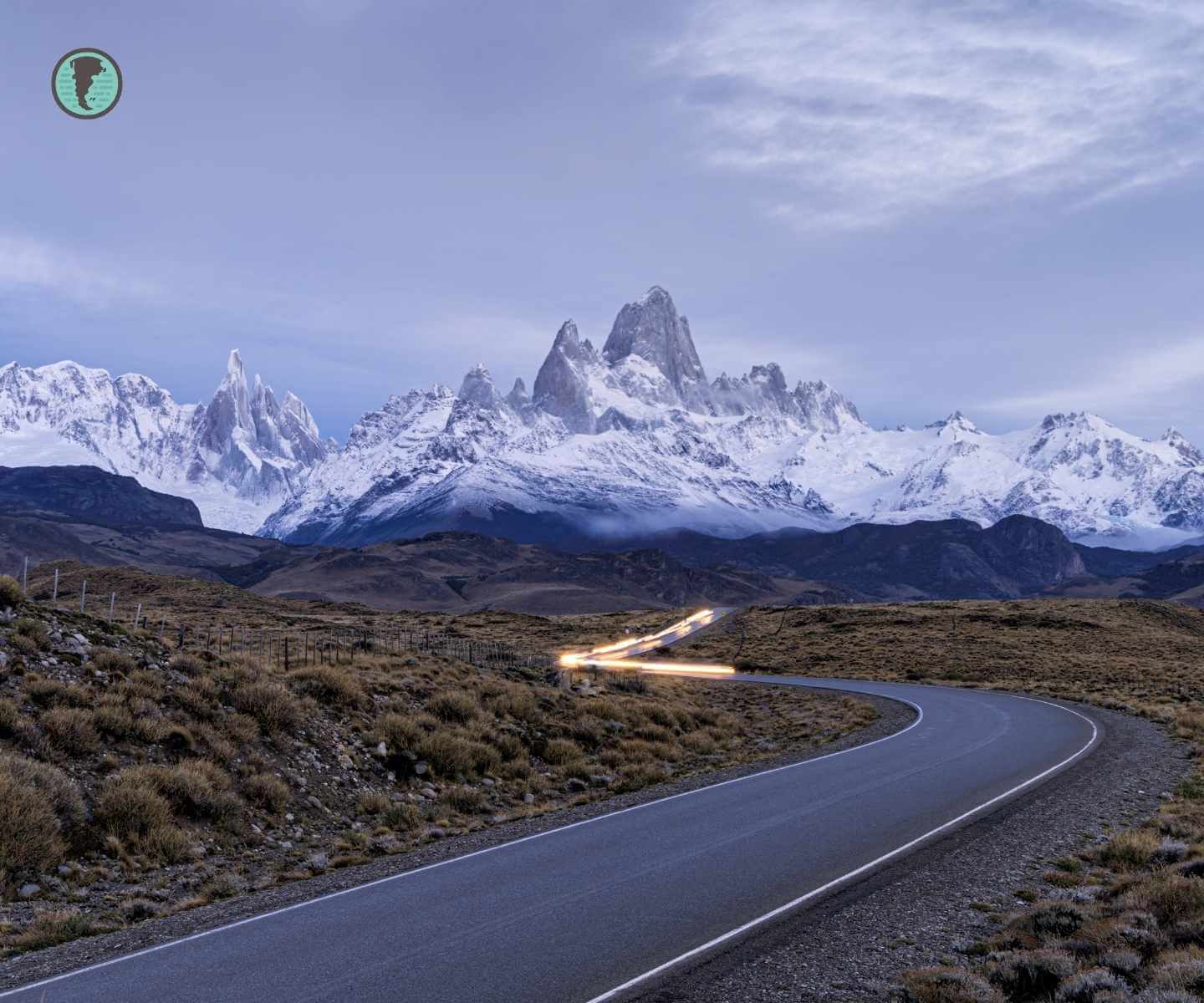 Ruta escénica hacia El Chaltén con montañas nevadas de fondo