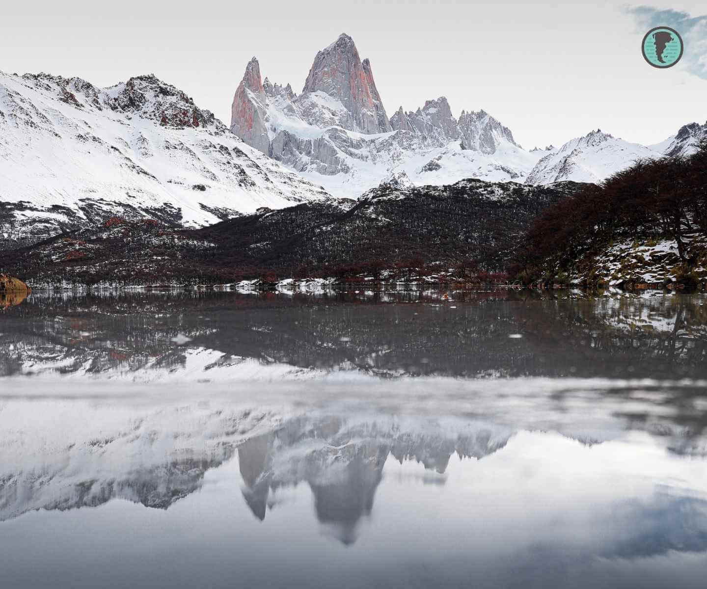 Reflejo del cerro Fitz Roy en laguna de El Chaltén Patagonia