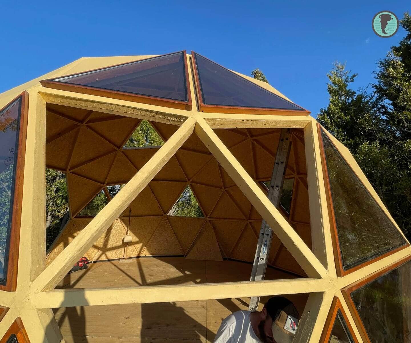 Vista general del domo geodésico con aberturas triangulares por instalar e instaladas