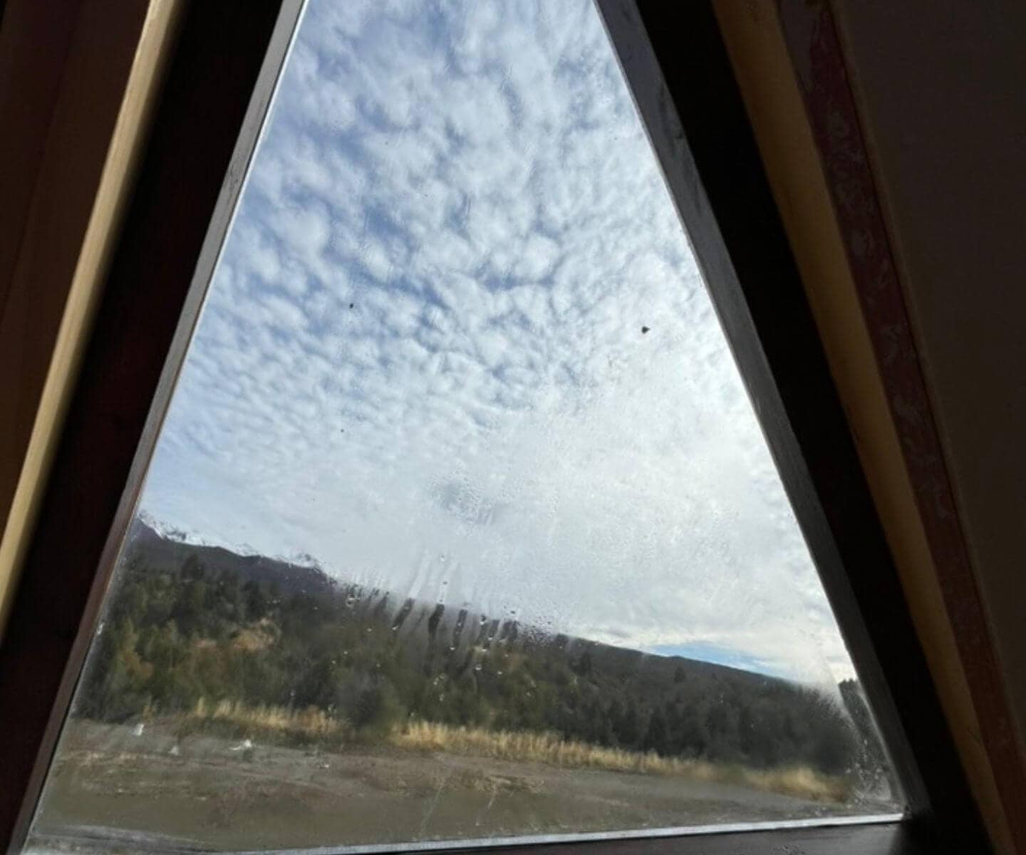 DVH en ventana triangular de domo geodésico con agua filtrada entre los vidrios