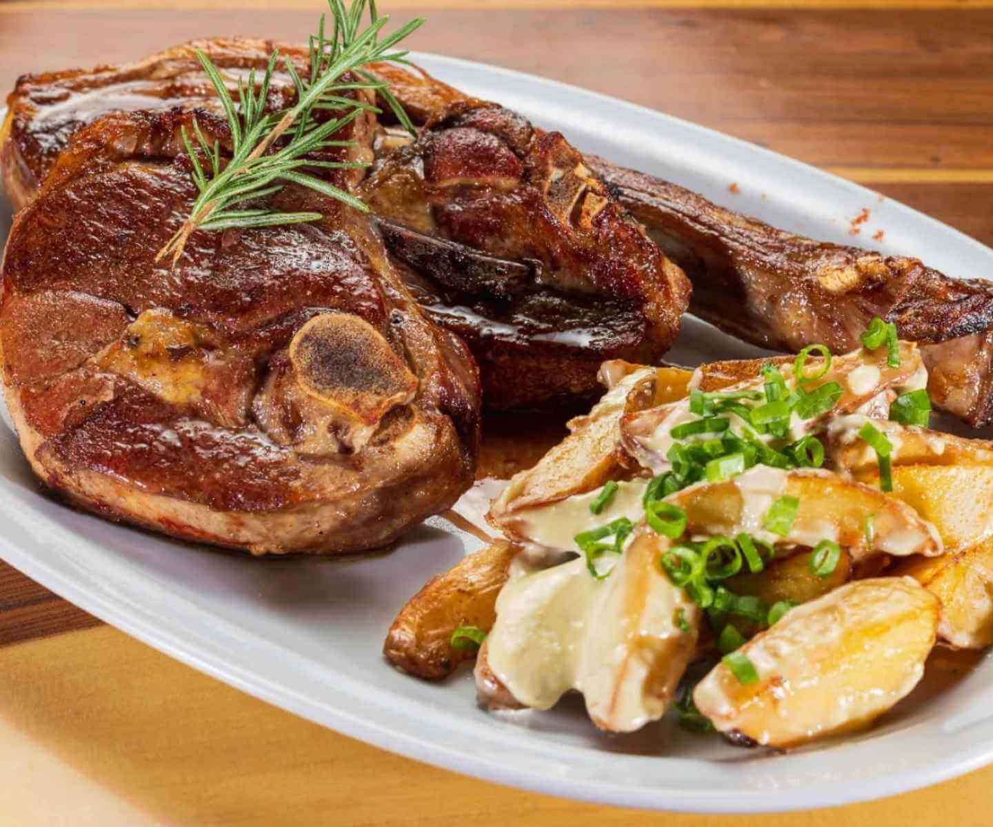 Plate of Patagonian lamb with potatoes as garnish - Image taken from Instagram (@brathajardincervecero)