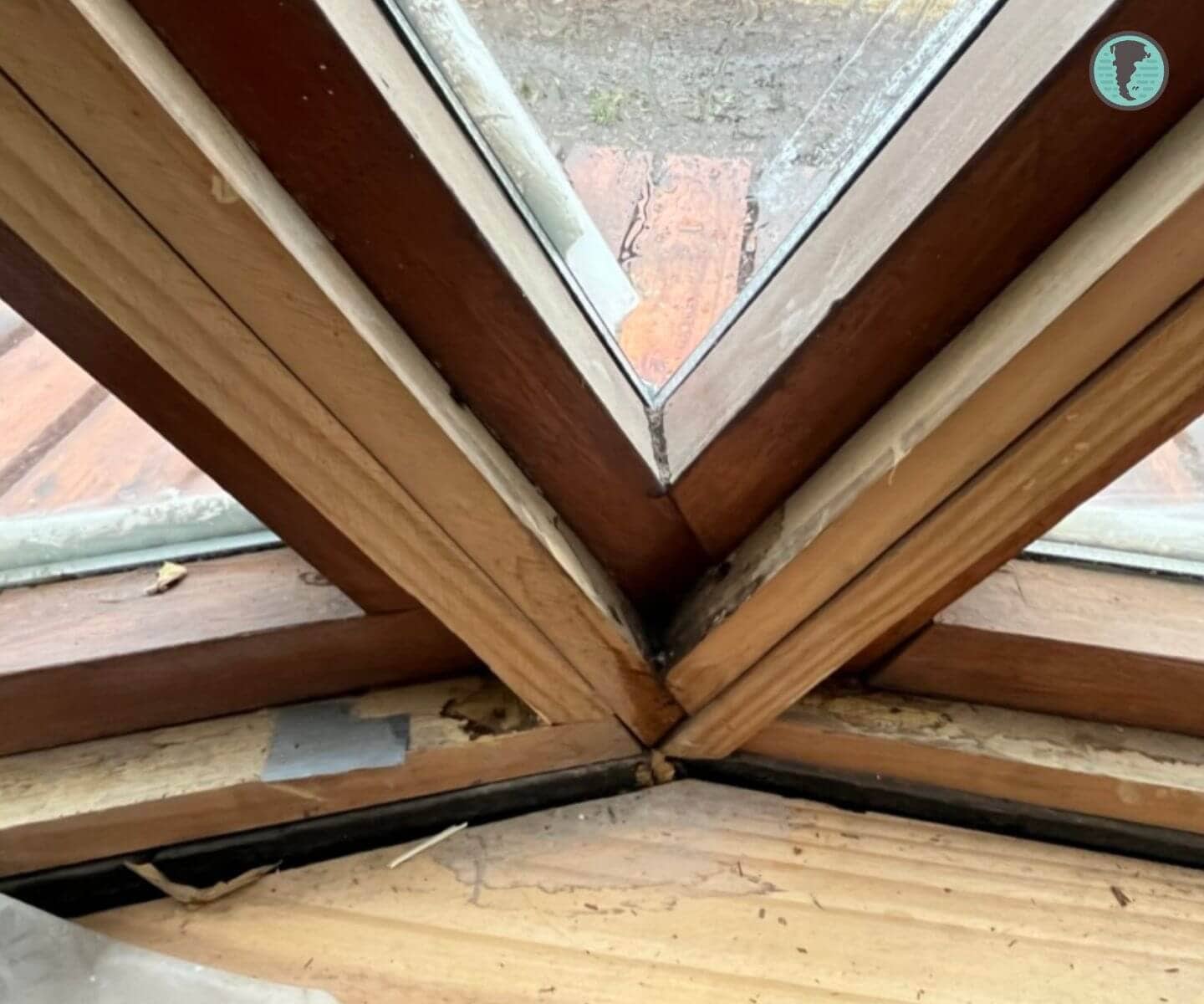 Falla de sellado en unión entre marco de ventana y estructura del domo con humedad visible